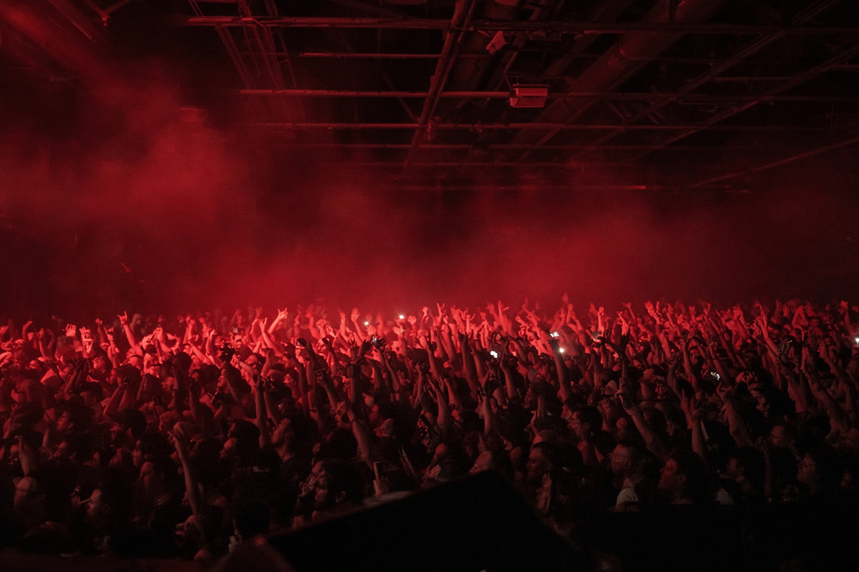 Público de um show de industrial metal