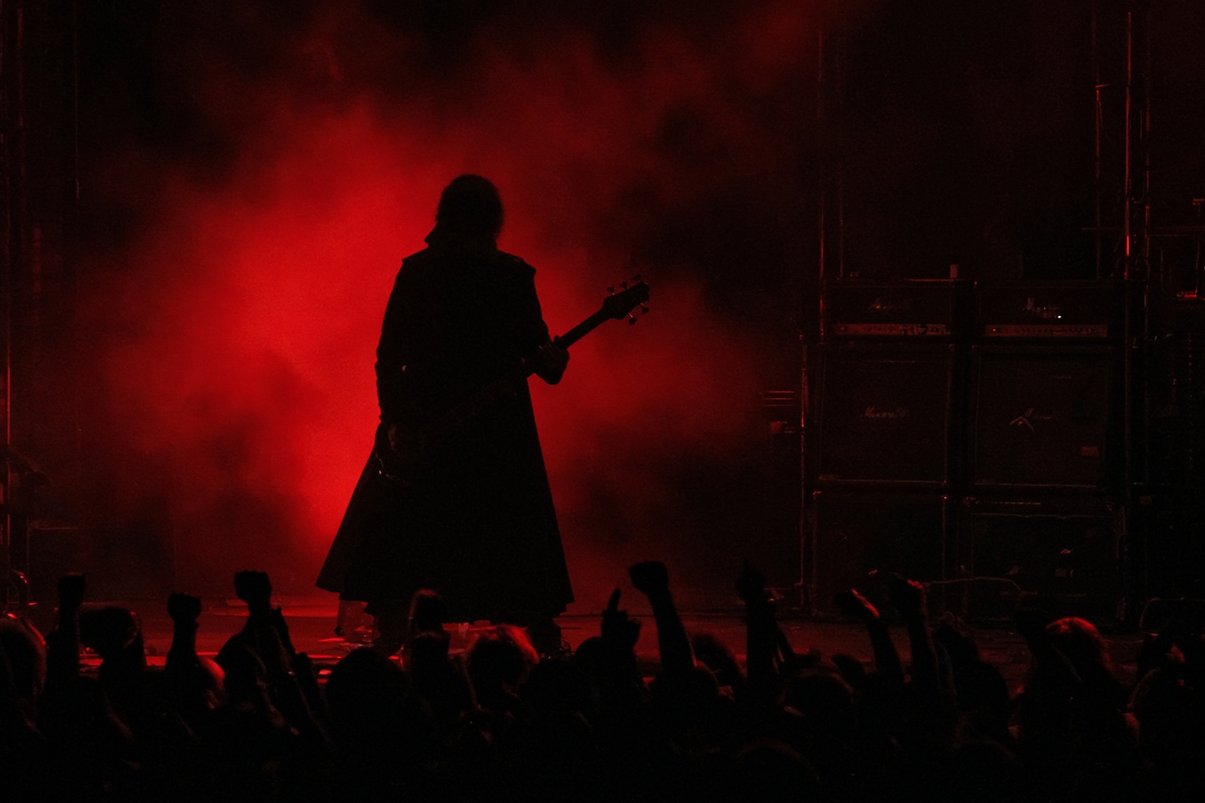 Guitarrista em silhueta sob luz vermelha