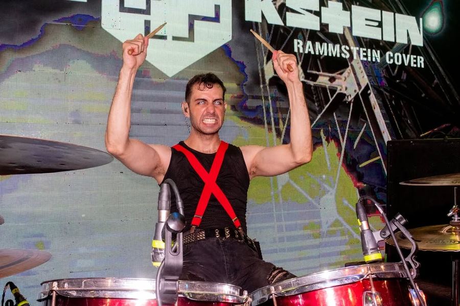 Rick no palco com fogo e o público — Frammkstein, foto @dancing.godzilla