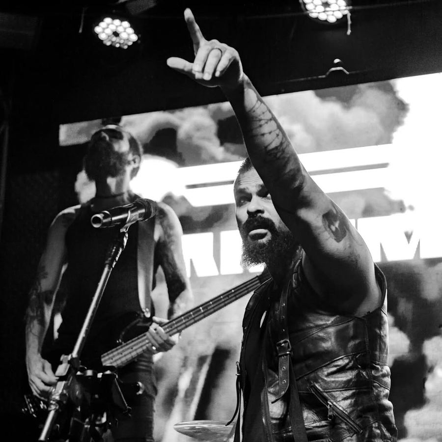 Guitarrista com asas no palco, Engel — Frammkstein, foto @dancing.godzilla